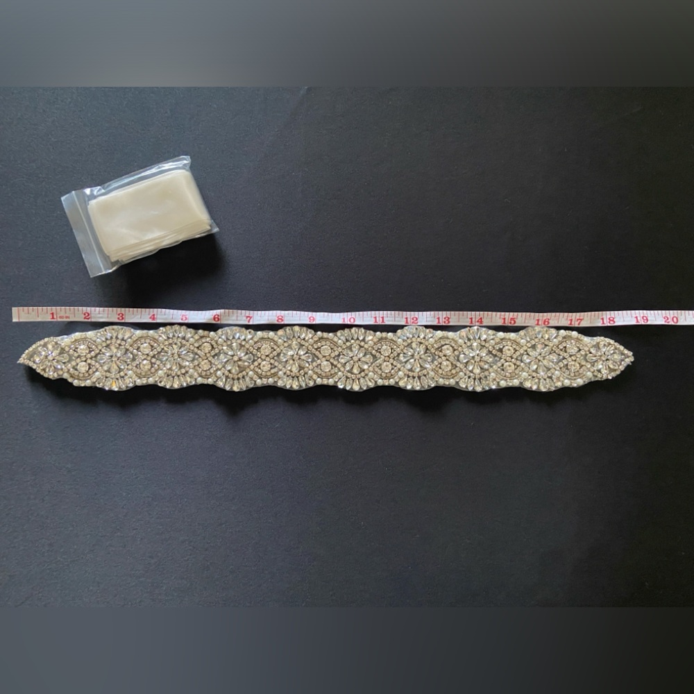 Elegant rhinestone and Pearl appliqué belt - Picture 4 of 5